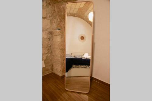 uno specchio nell'angolo di una stanza con un letto di Gesuiti 25 a Bari