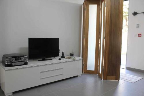 ノルデスチにあるCasa da Ponte Casa familiarのリビングルーム(白いドレッサーの上にテレビ付)