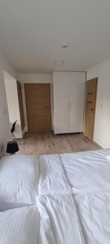 Ένα ή περισσότερα κρεβάτια σε δωμάτιο στο Apartamenty Happy