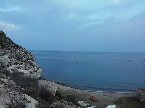 una playa junto al océano con barcos en ella en Arto Blanco, en Agua Amarga