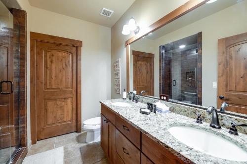 Ένα μπάνιο στο Ridgeview Court Unit B Townhome Incredible Rooftop Deck