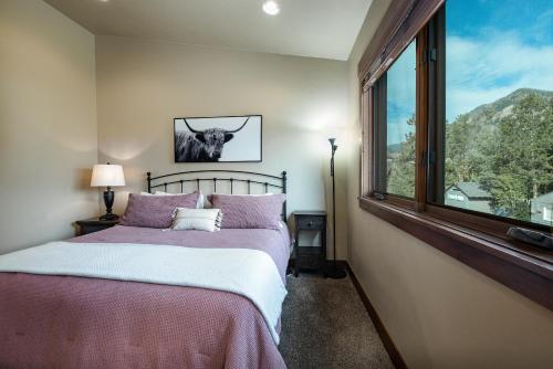 Ένα ή περισσότερα κρεβάτια σε δωμάτιο στο Ridgeview Court Unit B Townhome Incredible Rooftop Deck