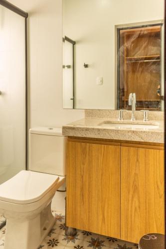 a bathroom with a toilet and a sink at Pousada Vovó Teresa in Tiradentes