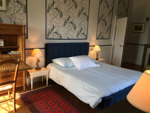 Кровать или кровати в номере Château de la Chabroulie