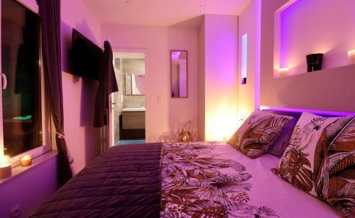 Säng eller sängar i ett rum på SuiteDreams - Bubble Suite Liège