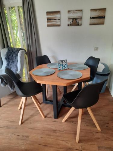 a wooden table with chairs and a wooden table at Chalet nur für Urlauber Familien in Putten an der Veluwe Krachtighuizerkern 22 & free Bikes in Putten
