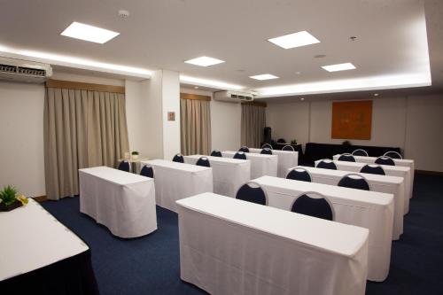 a conference room with white chairs and tables at Araucaria Plaza in Ribeirão Preto
