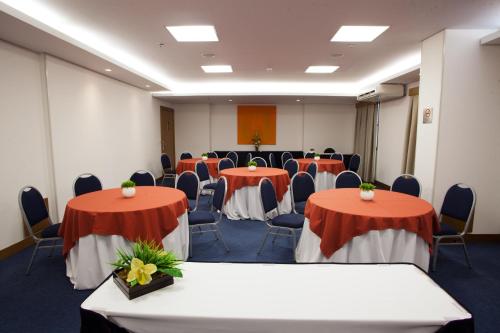 a conference room with tables and chairs in it at Araucaria Plaza in Ribeirão Preto