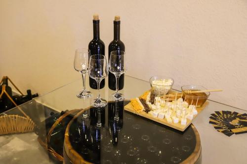 a table with wine glasses and a tray of cheese at Noravank B&B in Chʼiva