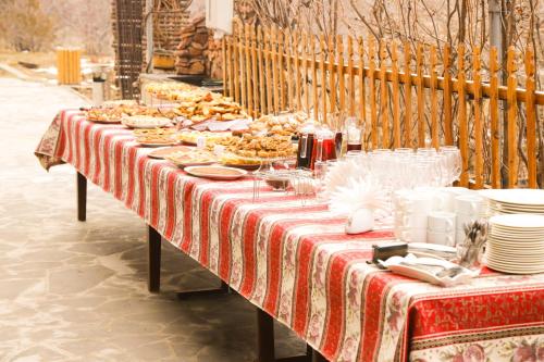 a long table with plates and food on it at Noravank B&B in Chʼiva