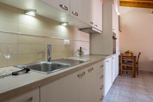 Kuchyňa alebo kuchynka v ubytovaní Rouchotas Apartments