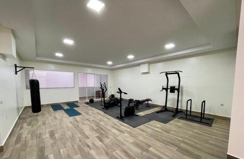 una palestra con tapis roulant e attrezzature per esercizi in una stanza di Duplex Taghazout Ocean with pool & fitness a Taghazout