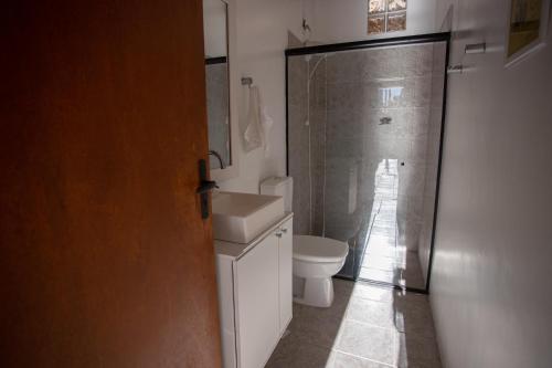 A bathroom at Hostel Butiá