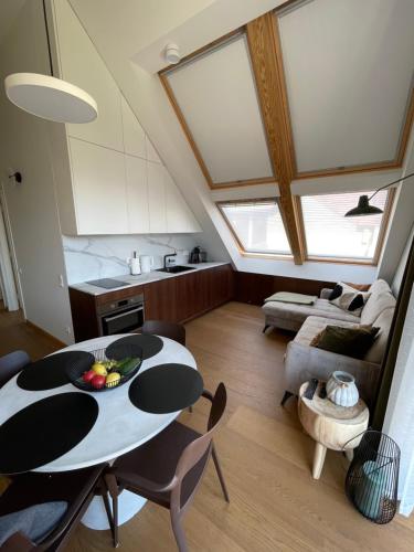 Ruang duduk di GREEN HILL apartment with a view to Lagoon