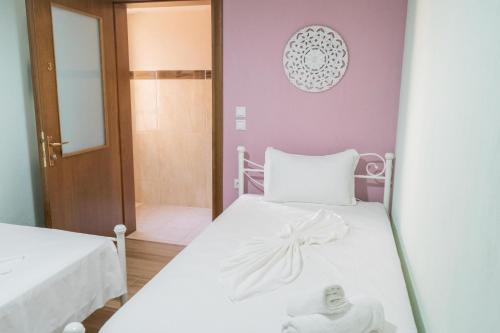 a small room with two beds and a mirror at Apartment in Asprovalta in Asprovalta