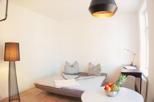 ein Wohnzimmer mit Sofa und Tisch in der Unterkunft Studiowohnung 1 in Buxtehude in Buxtehude