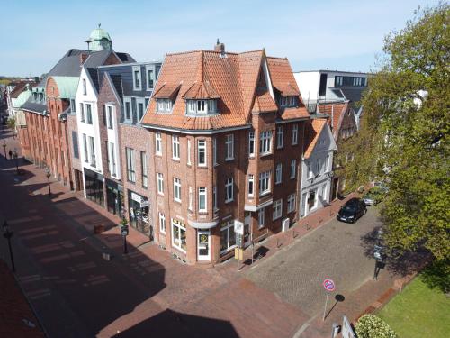 eine Draufsicht auf eine Stadtstraße mit Gebäuden in der Unterkunft Studiowohnung 1 in Buxtehude in Buxtehude