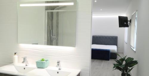 Ένα ή περισσότερα κρεβάτια σε δωμάτιο στο Casa incrivel Refúgio Lieva ,Piscina , Jacuzzi exterior e zona kids