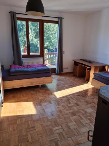 un soggiorno con una grande finestra e un pavimento in legno di Ferienwohnung Uferblick a Plaue