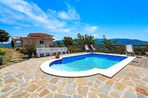 Bazén v ubytování Domus Mare Cilento nebo v jeho okolí