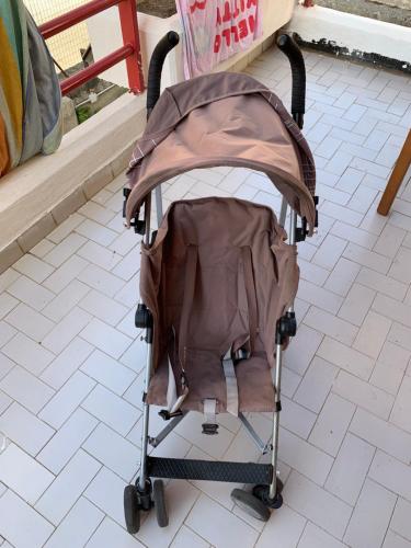 ミラッツォにあるCasa Mare Milazzo - Lenzuola e Asciugamani non inclusi nel prezzoの茶色のベビーカー