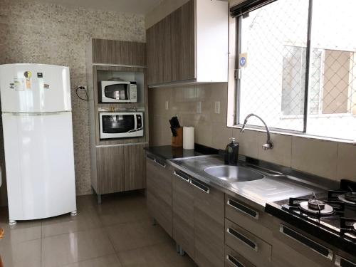 Dapur atau dapur kecil di INCRÍVEL Ap a 100m do MAR com Ar e Wi-Fi