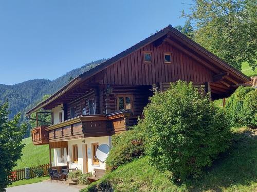 una gran casa de madera en la cima de una colina en Ferienhaus Schwab, en Aich