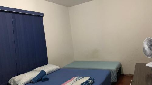 En eller flere senge i et værelse på Hostel Assis Divinópolis