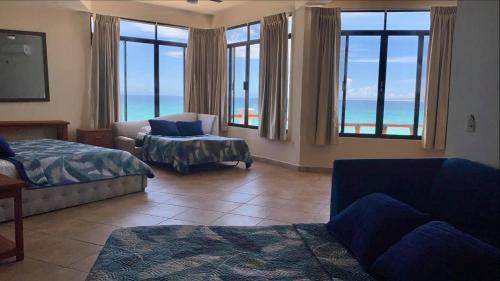 a room with a living room with a view of the ocean at Villa Paraíso in La Ventana