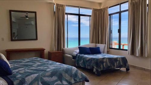 a bedroom with a bed and a view of the ocean at Villa Paraíso in La Ventana