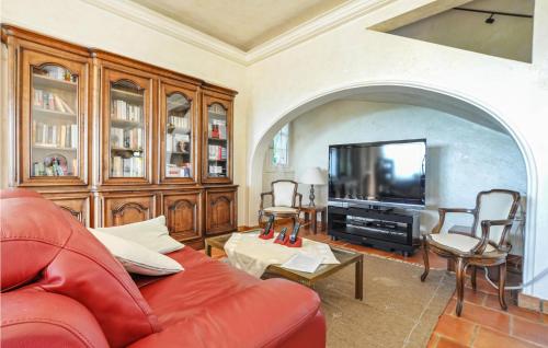 un salon avec un canapé rouge et une télévision dans l'établissement Amazing Home In Le Tignet, à Le Tignet