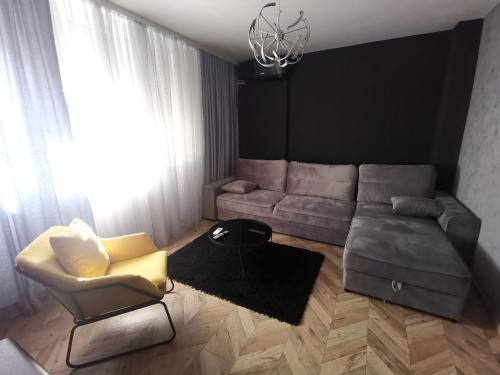 salon z kanapą i krzesłem w obiekcie City-centar w mieście Banja Luka