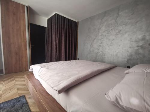 ein Schlafzimmer mit einem weißen Bett und einem Fenster in der Unterkunft City-centar in Banja Luka