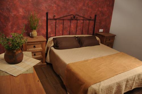 a bedroom with a bed and a table with a potted plant at EL VASALLO 2 in Tragacete