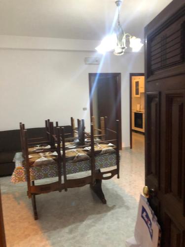 Habitación con un grupo de camas en una habitación en Casa bianca 2, en Tripatni