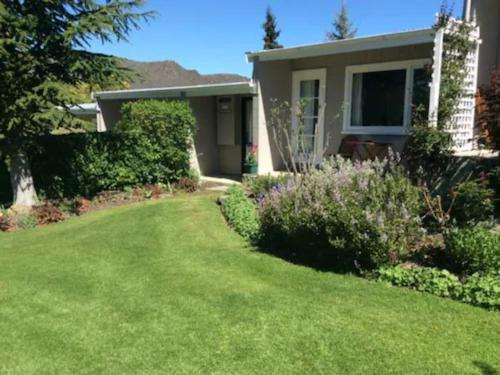 a house with a green lawn in front of it at Alexandra Garden Court Motel in Alexandra