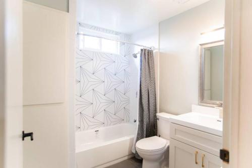 ein weißes Bad mit einem WC und einem Waschbecken in der Unterkunft Spacious 5 Bedroom Home! Free WIFI! AC & HEAT! in San Jose