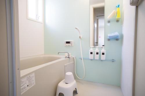 Bilik mandi di Enoshima Apartment Hotel