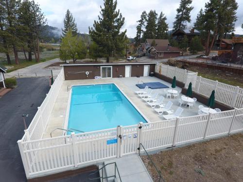 einen Blick über den Pool mit Liegestühlen in der Unterkunft Bay Meadows Resort in Big Bear Lake