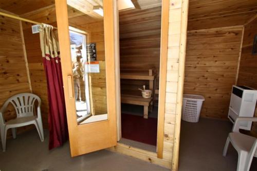 eine Tür einer Hütte mit einem Tisch und einem Schreibtisch in der Unterkunft Bay Meadows Resort in Big Bear Lake