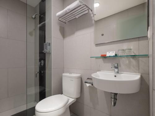 łazienka z toaletą i umywalką w obiekcie Hotel 88 Blok M Jakarta By WH w Dżakarcie