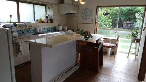 Kuchyň nebo kuchyňský kout v ubytování 一棟貸切糸島リトリートハウスヨガ凪海近駅近