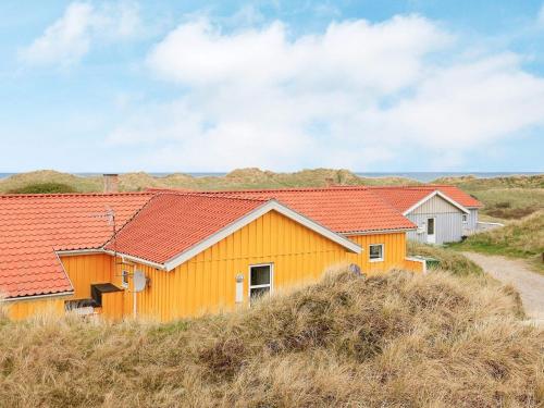 ロッケンにある10 person holiday home in L kkenの丘の上の赤い屋根のオレンジ色の家