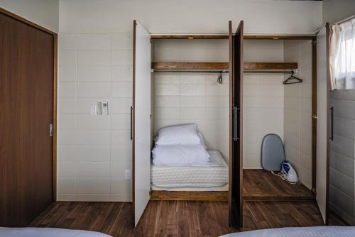 うるま市にあるLEGOの二段ベッド1組、ドアが開く部屋