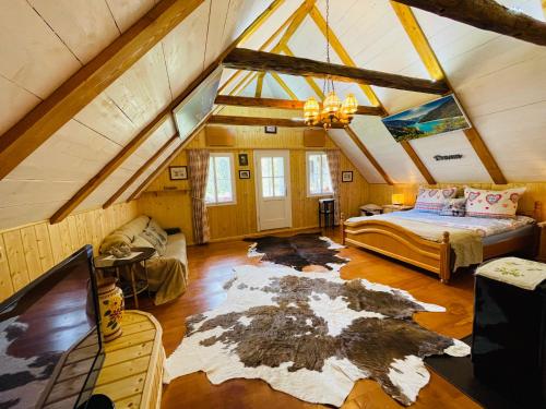 Schlafzimmer im Dachgeschoss mit einem Bett und einem Teppich in der Unterkunft Chalet anno 1794 in Rettenegg