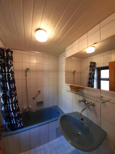 Ett badrum på Bio Bauernhof - Mini Shetland Ponyhof "Almbauer"