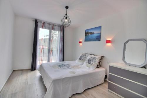 1 dormitorio con cama, espejo y tocador en Un havre de paix au cœur de Mougins, en Mougins