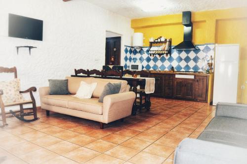 uma sala de estar com um sofá e uma mesa em El Antiguo Molino em El Bosque