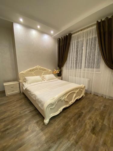 Un pat sau paturi într-o cameră la Апартаменти ЖК"Театральний"