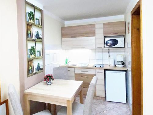 Cuisine ou kitchenette dans l'établissement Apartman Siesta Bük - Bükfürdő